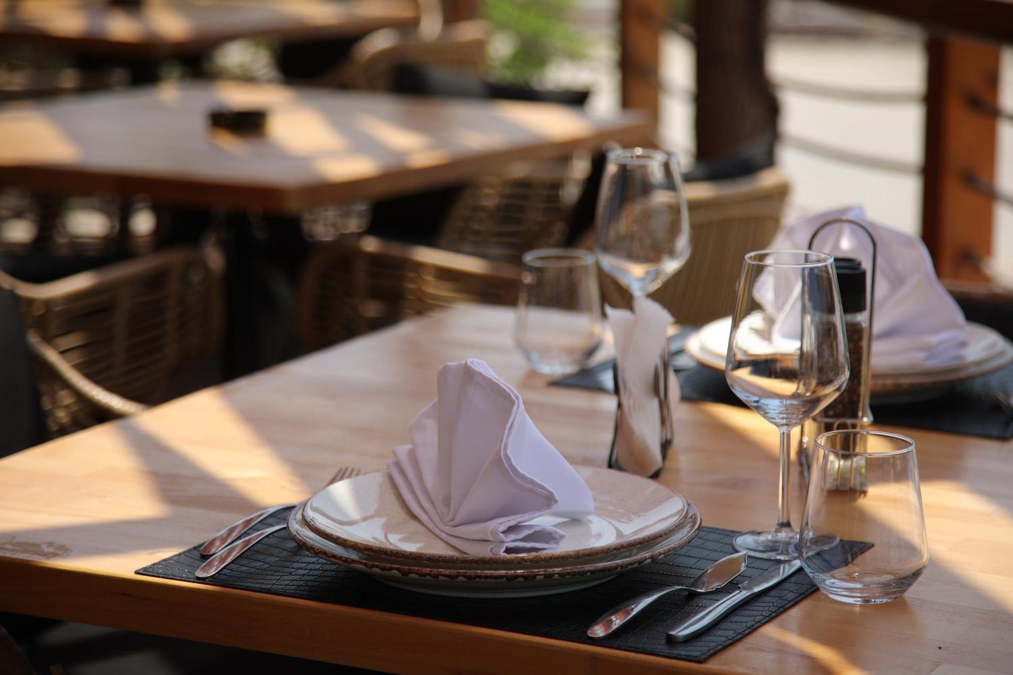 Harbour Hotel Sarandë エクステリア 写真