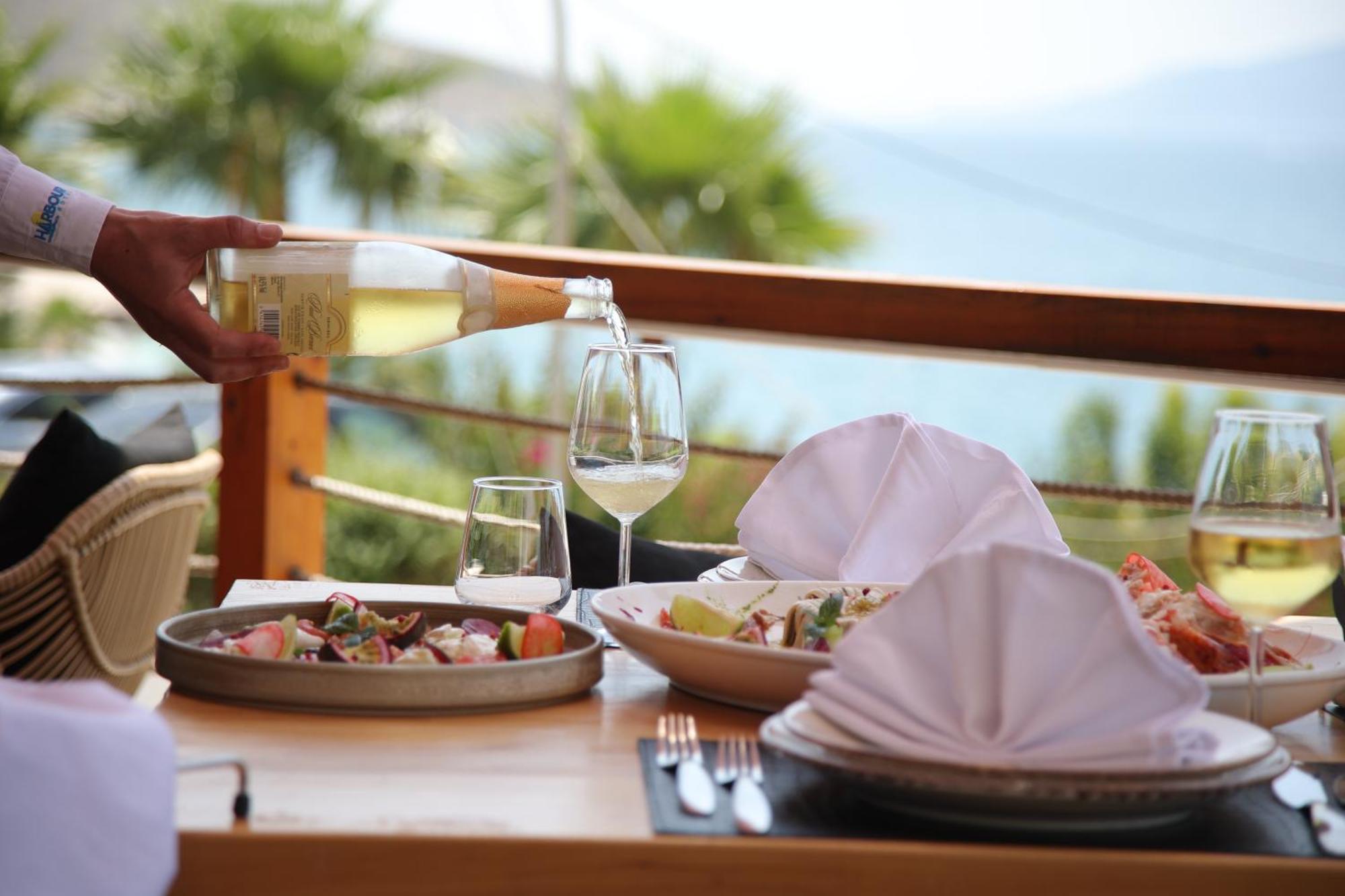 Harbour Hotel Sarandë エクステリア 写真