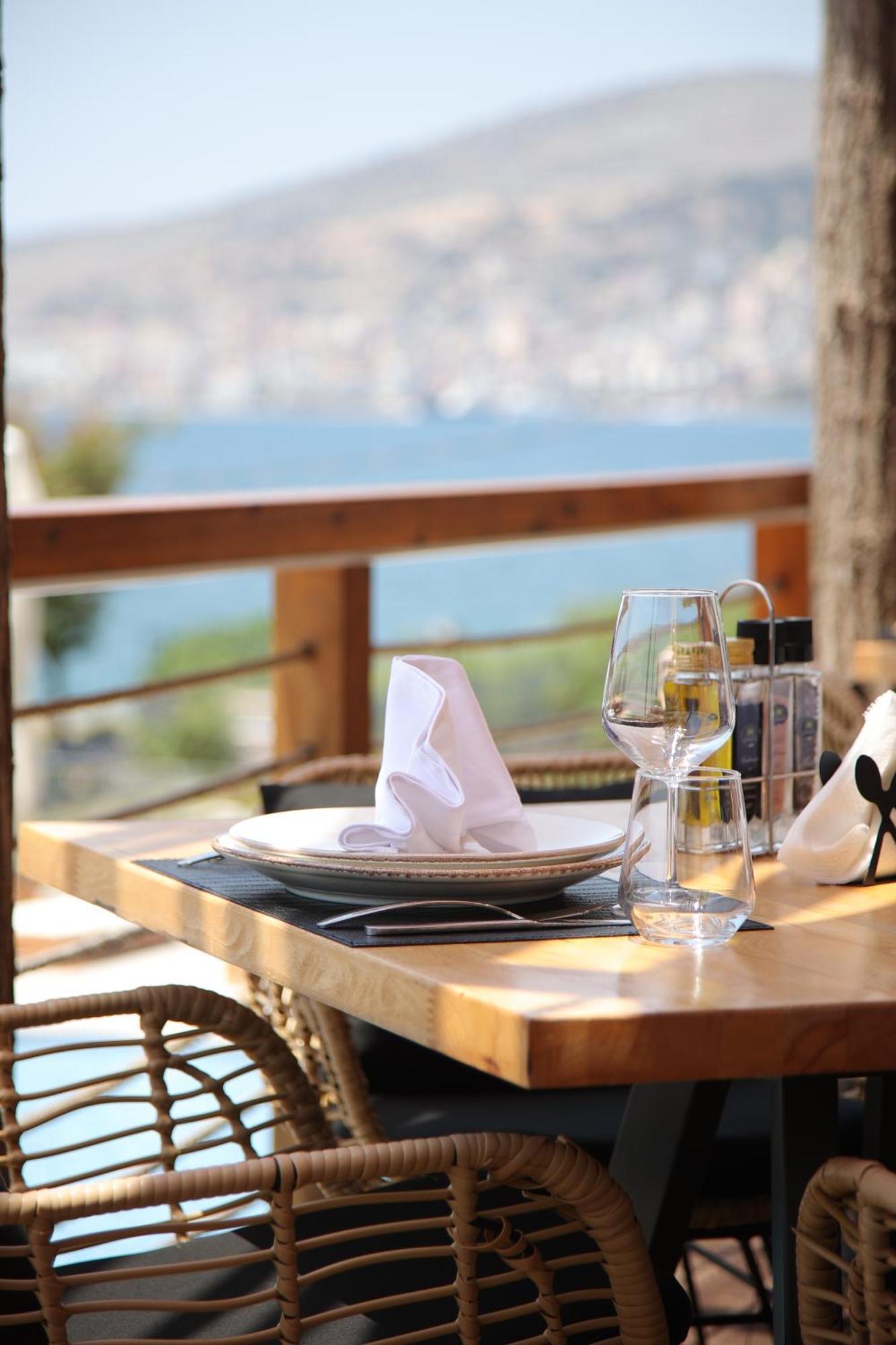 Harbour Hotel Sarandë エクステリア 写真
