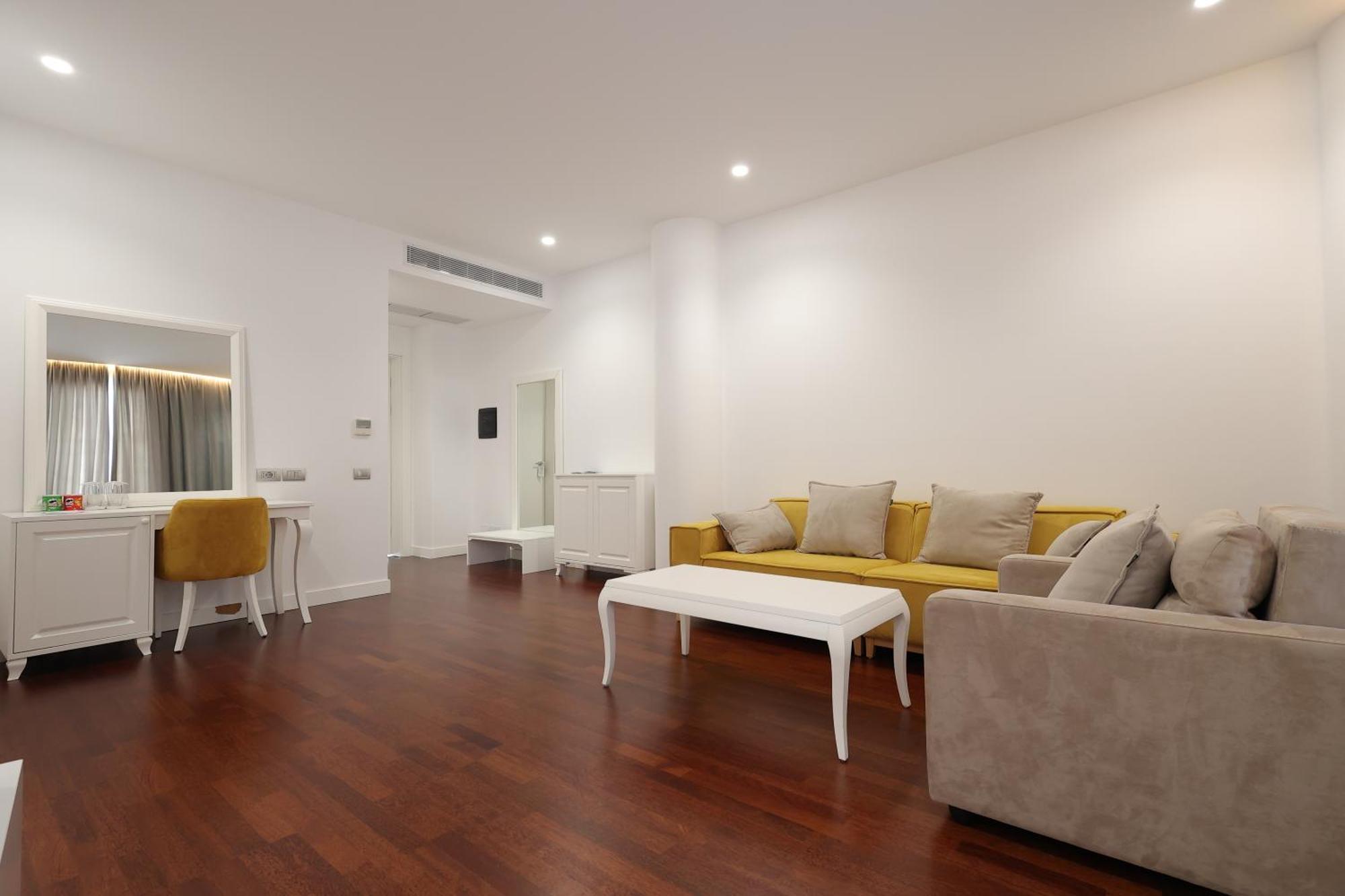 Harbour Hotel Sarandë エクステリア 写真