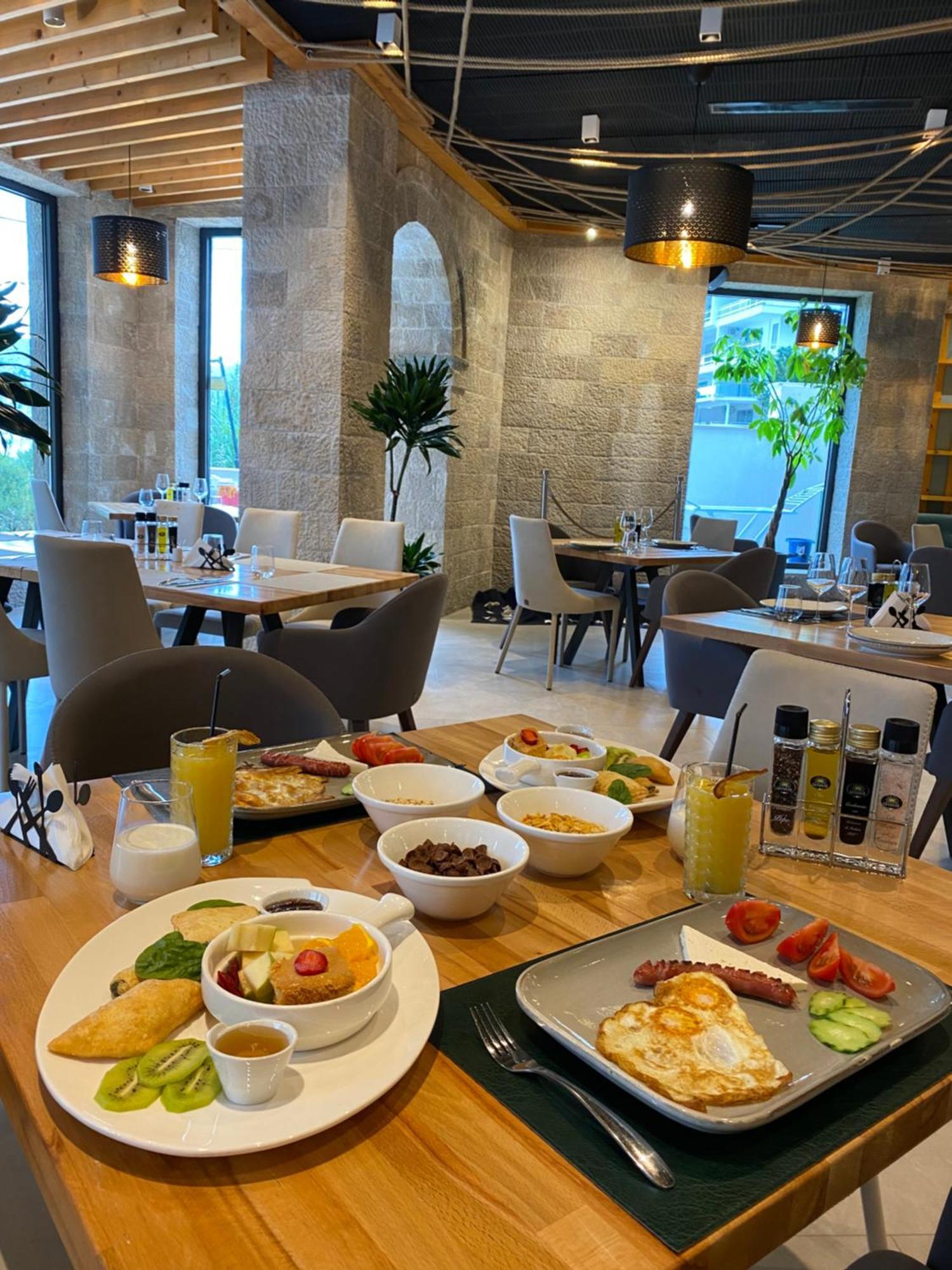 Harbour Hotel Sarandë エクステリア 写真